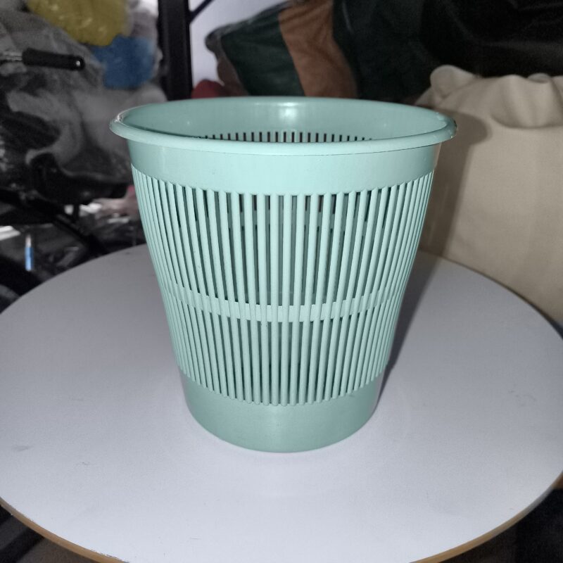 Caixotes de lixo abertos