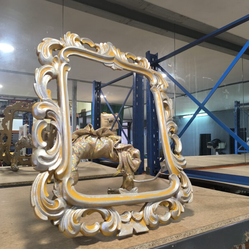 Moldura Barroca Ornamentada – Adereço de Figurino e Cena