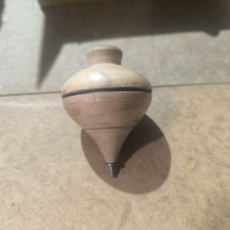 Pião Tradicional em Madeira – Clássico Intemporal