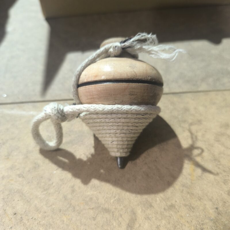 Pião Tradicional em Madeira – Clássico Intemporal - Image 2