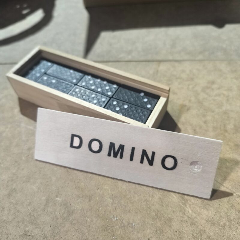 Jogo de Dominó com Caixa de Madeira – Clássico e Elegante