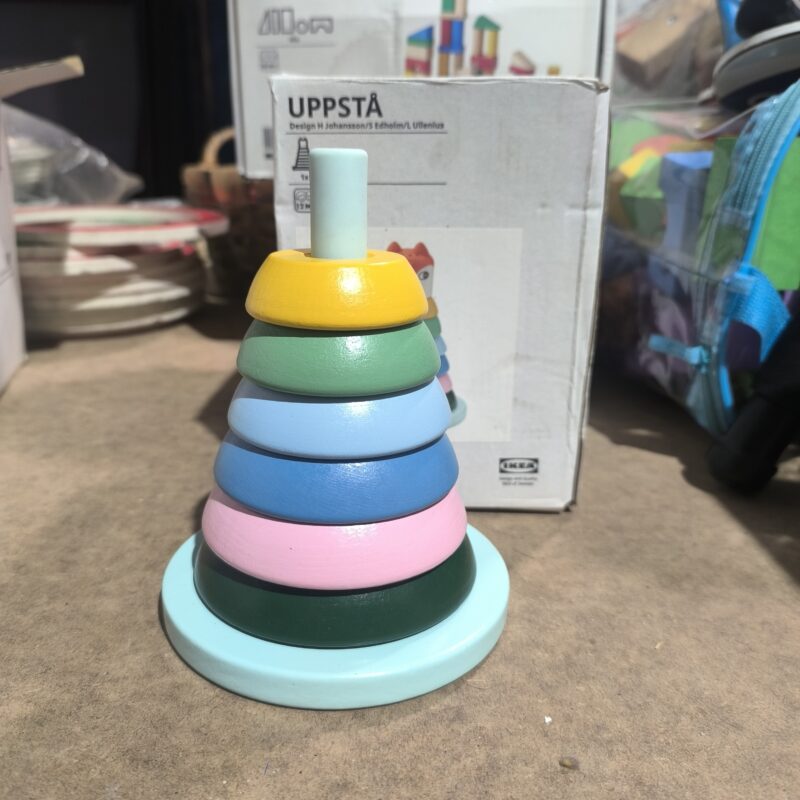 Brinquedo UPPSTÅ – Pirâmide de anéis, multicor