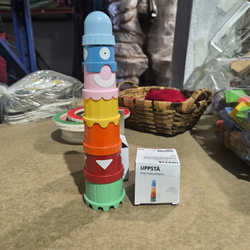 Brinquedo de empilhar colorido UPPSTÅ, da IKEA